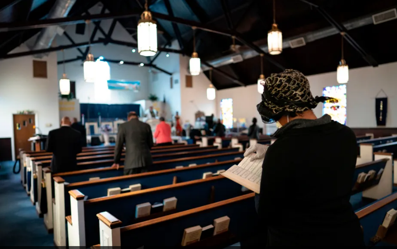 ¡Nadie lo puede creer! Pastor enloqueció y sacó por el cuello a una mujer de una iglesia por no respetar el culto (Video)