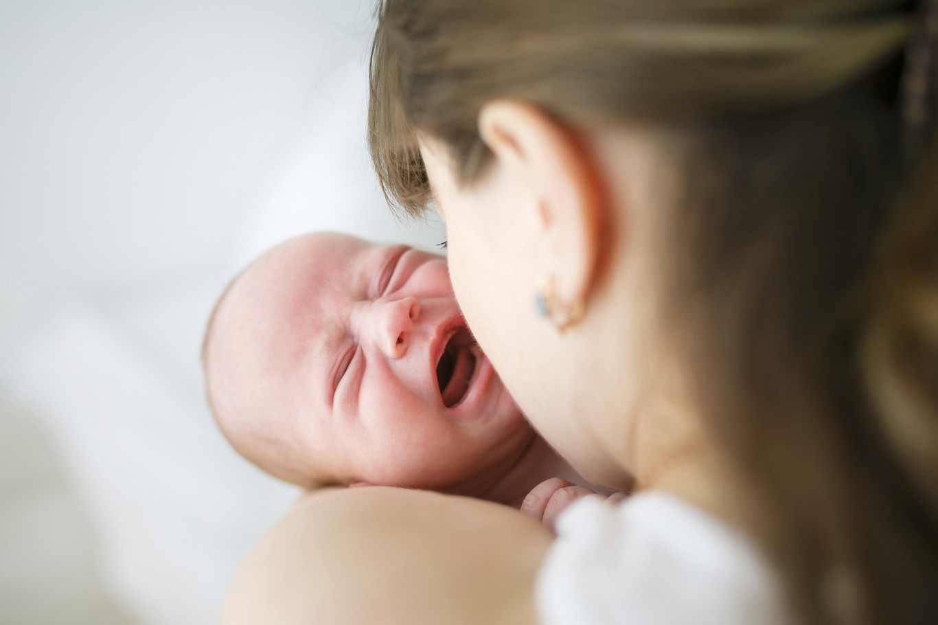 ¿Funciona? Descubren un método científico para calmar el llanto de los bebés