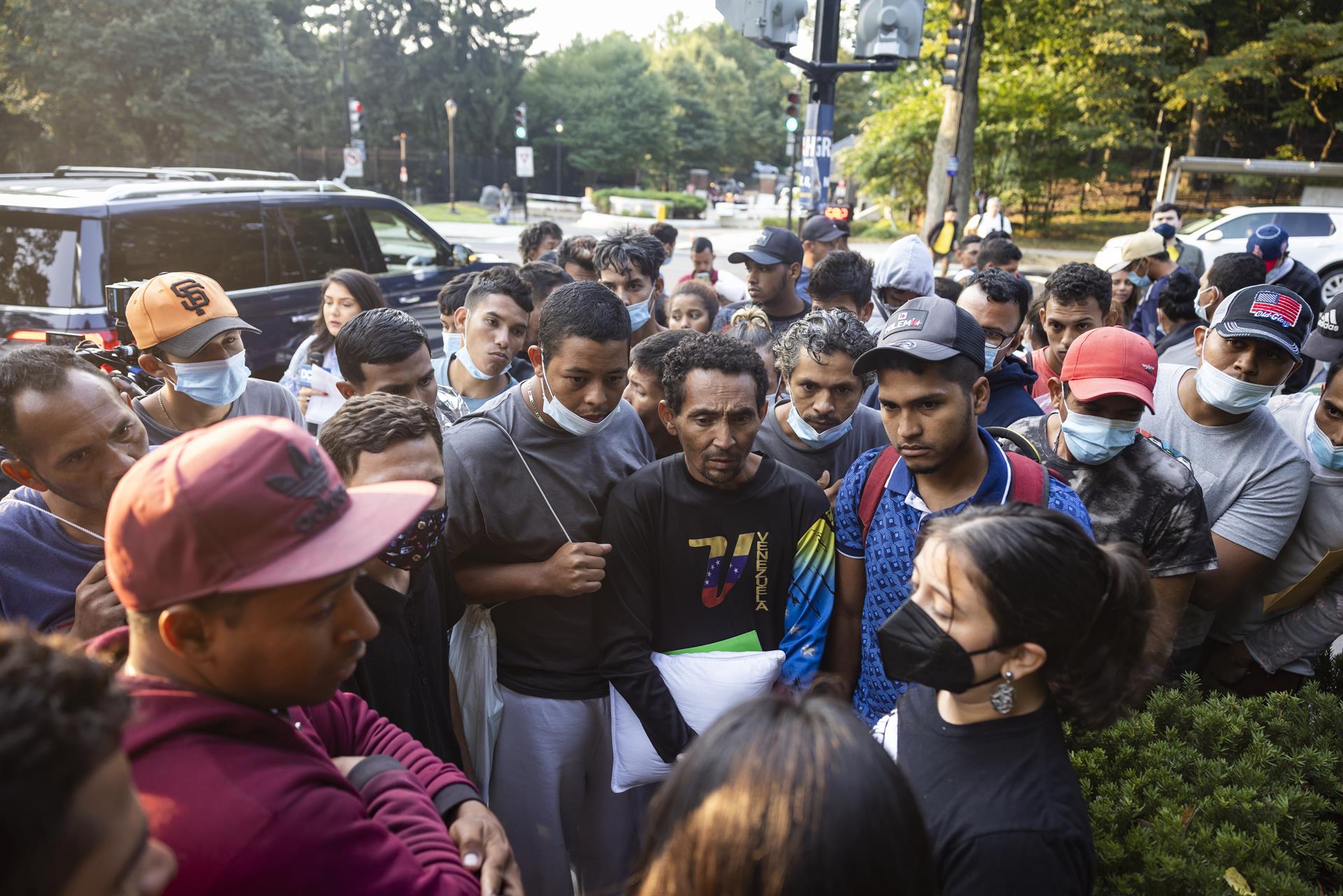 Texas y Florida doblan pulso migratorio a Biden mediante el envío de migrantes