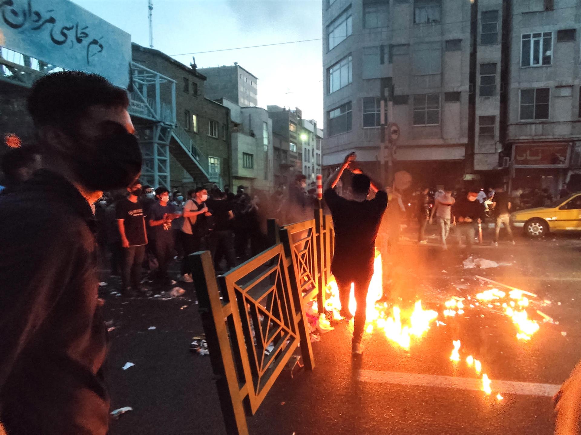 Universidades de Teherán suspenden clases presenciales en medio de protestas