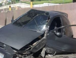 Perdieron el control de su vehículo y se estrellaron contra la pared de una gasolinera en Caricuao