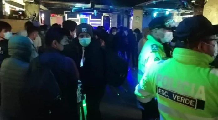 Desarticulan banda dentro de discotecas que usaban armas de guerra para robar a clientes en Perú