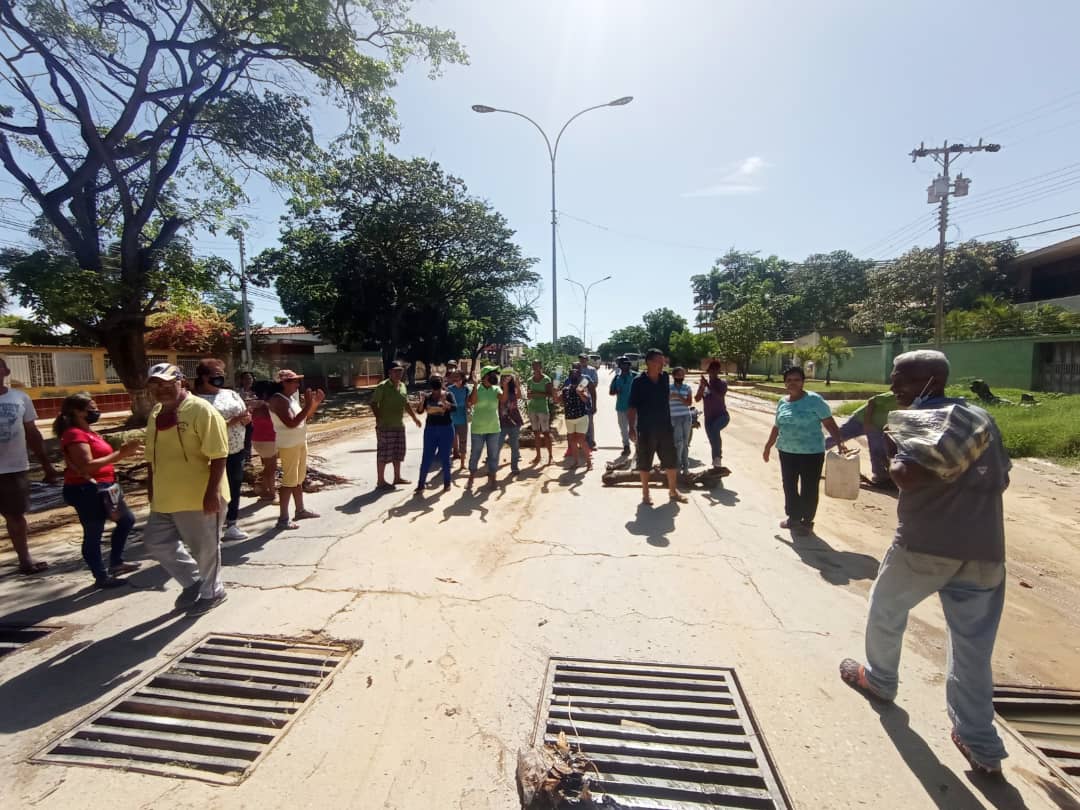 Con charcos y sin agua sobreviven los vecinos de Valle Verde en Cumaná