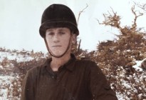 Malvinas: un inglés guardó el casco de un soldado argentino durante 40 años y viajó para devolvérselo a la hija