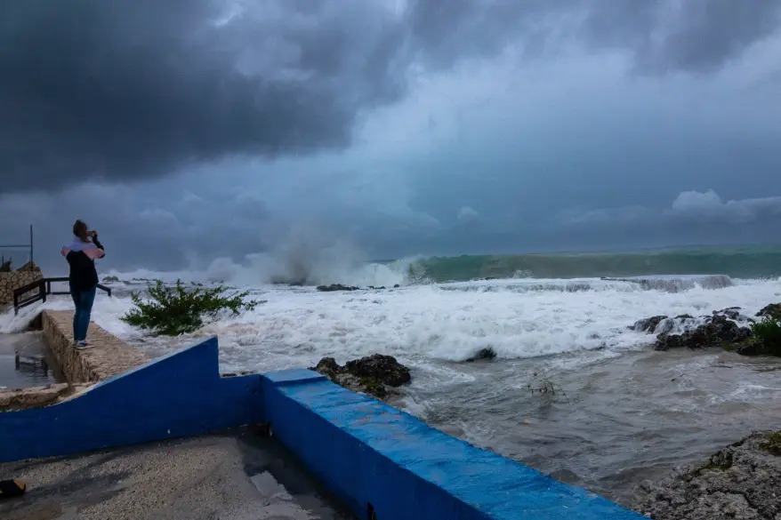 Ian comienza a sentirse en Florida: Clases y vuelos se cancelan por temor al huracán (VIDEO)