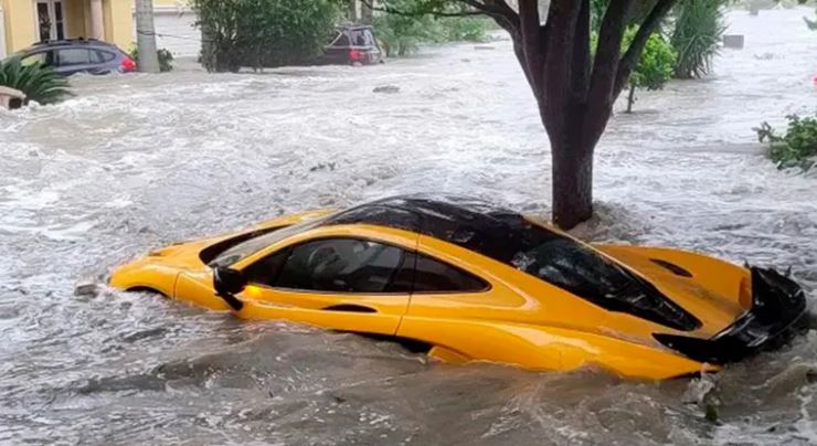 Huracán Ian arrastró lujoso McLaren que su dueño había comprado hace una semana (Video)