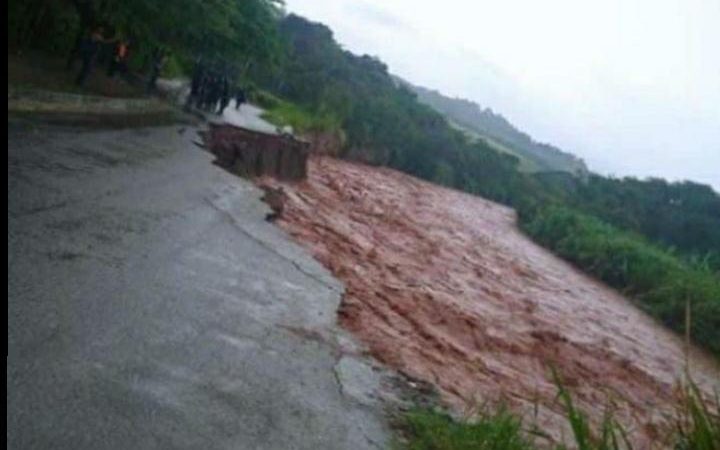 Más de mil familias incomunicadas en Barrio el Río por colapso de la vía tras fuertes lluvias en San Cristóbal (FOTOS)