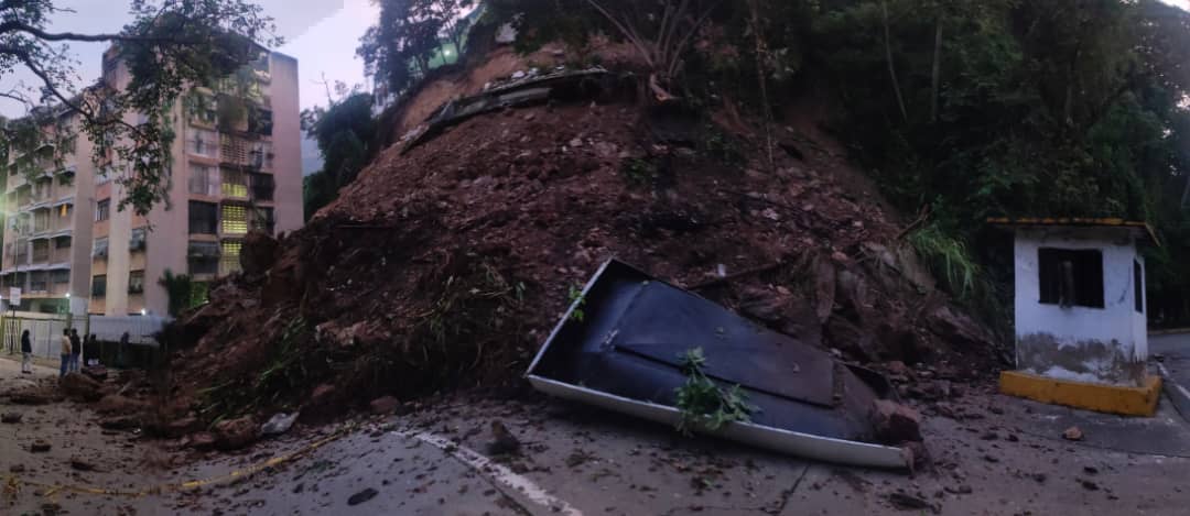 Deslizamiento de tierra produjo daños a edificio y vehículos en Las Palmas (fotos)