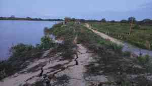 Al menos seis caseríos están en alerta tras ruptura de dique en el río Catatumbo en Zulia (VIDEO)