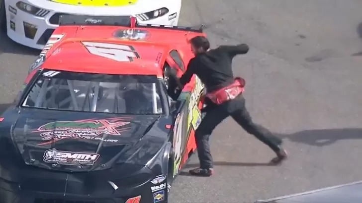 Violencia en Nascar: Un piloto se bajó y atacó a puñetazos a otro corredor (VIDEO)