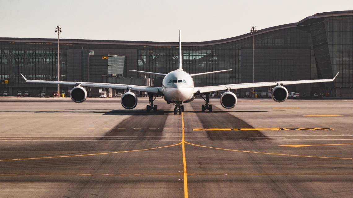 Niña descubrió a un empleado de un aeropuerto en Florida grabándola en el baño