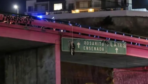 Horror en Tijuana: hallaron cuerpo colgado de un puente acompañado de narcomensaje