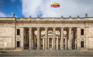 “Es machista, misógino y racista”: Presidente del Congreso de Colombia quiere cambiar un mural (Video)
