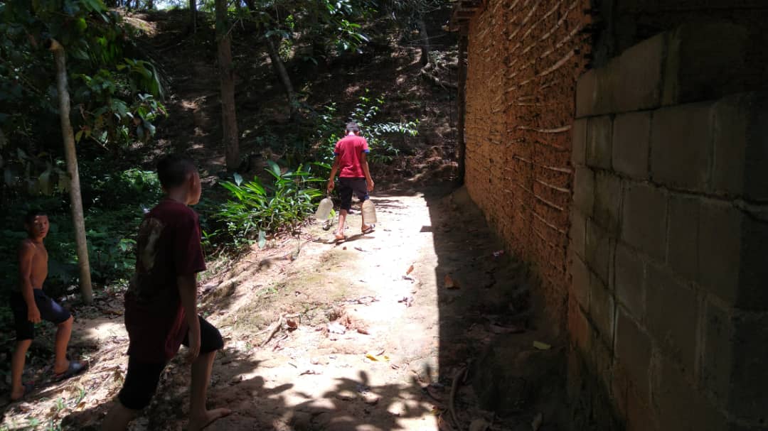 En un sector de Maturín para buscar agua deben atravesar una selva