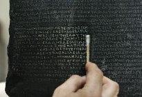 La batalla entre dos mentes brillantes por descifrar la piedra de Rosetta… con la que conocemos al Antiguo Egipto