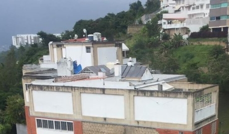 LA FOTO: Rayo impactó un edificio en Baruta y dejó gran cantidad de escombros por doquier