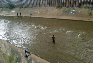 Imágenes: Menor de edad se lanzó al río Guaire y causó colapso en Las Mercedes