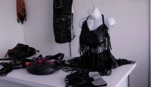 Luisa Nieto convierte cauchos viejos en ropa y accesorios dentro de su taller en Caracas