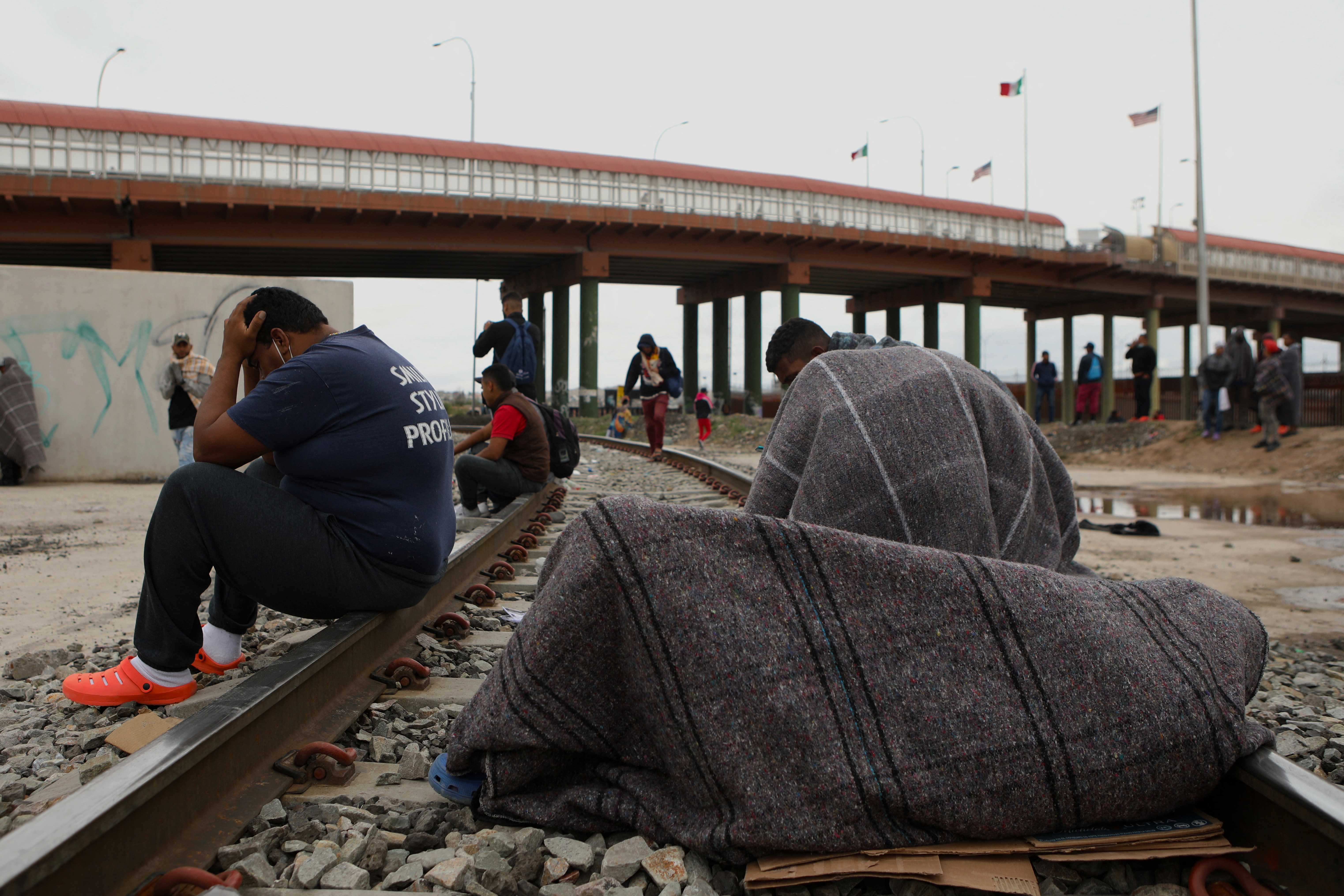 Resignados, venezolanos buscan refugio en México tras nueva política de EEUU