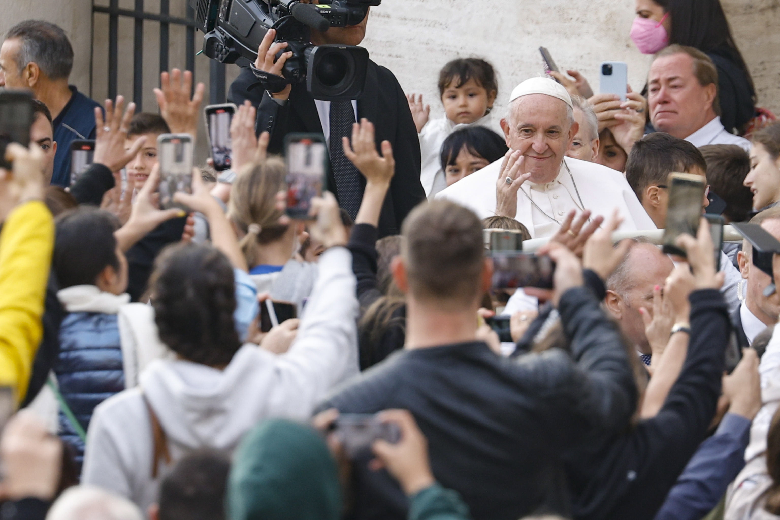 El papa Francisco pide la paz duradera en Ucrania, tras apertura rusa a mediación vaticana