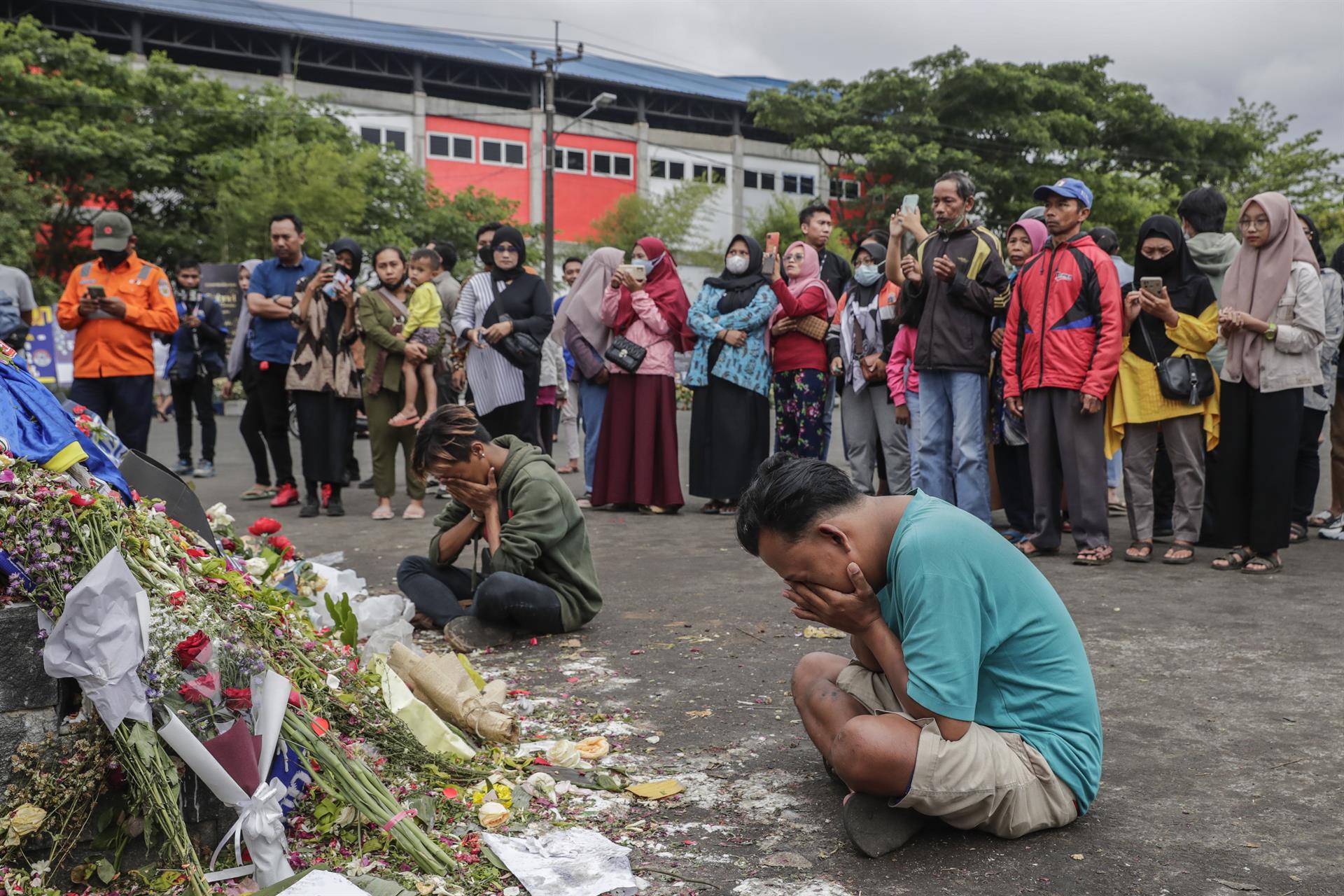 Tragedia en el fútbol en Indonesia: ¿qué se sabe y qué falta por esclarecer?