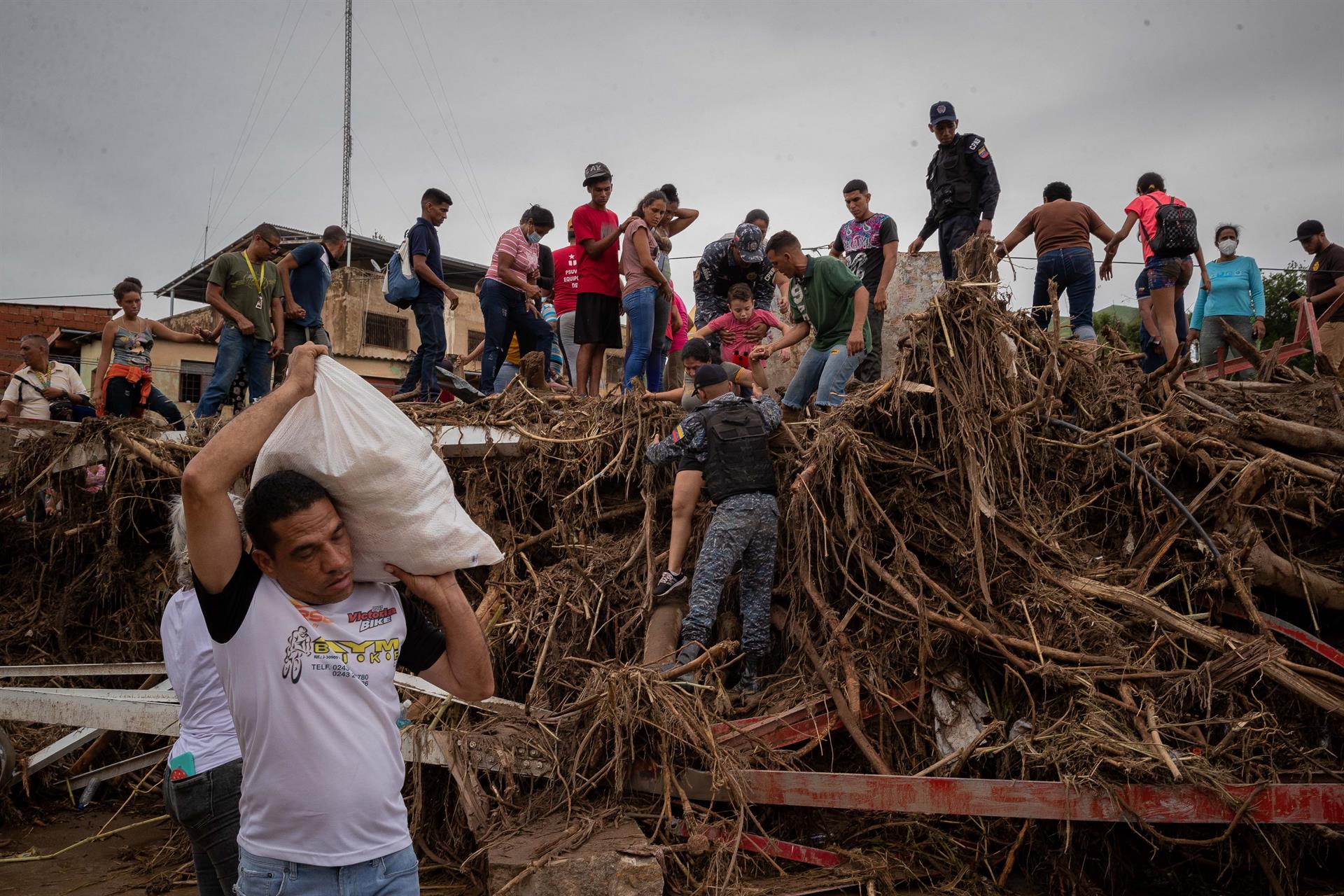 Donó ropa para damnificados en Las Tejerías… pero la jefa de calle chavista se la regaló a su marido