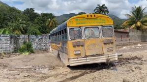 Así quedó uno de los autobuses de la ruta hacia Choroní tras deslave en El Castaño (Video)