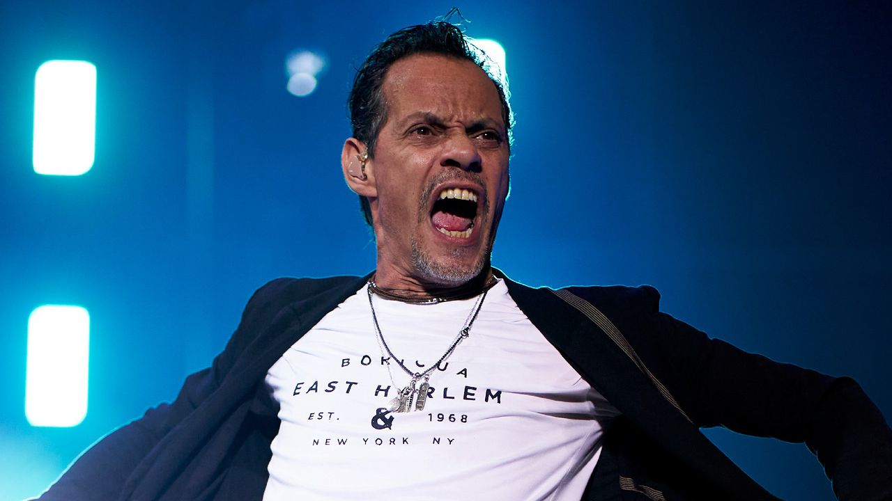 ¿Le picaba la nariz?: Marc Anthony protagonizó otro extraño movimiento durante un concierto (VIDEO)