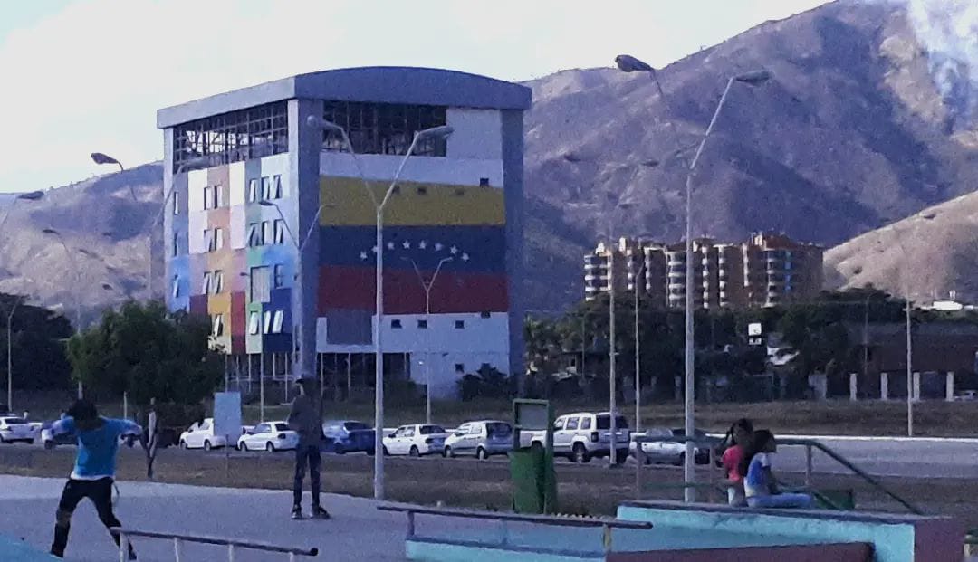 Al menos 12 familias de Las Tejerías fueron llevadas al Gimnasio Vertical de La Victoria (FOTOS)