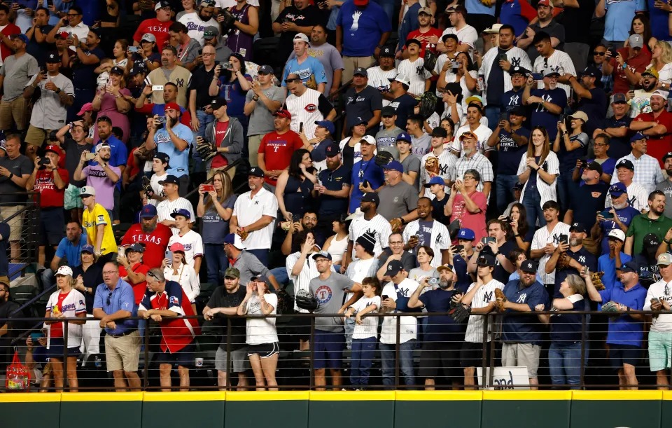 VIDEO: Fanático se lanzó de la grada para atrapar la millonaria pelota del récord de Aaron Judge