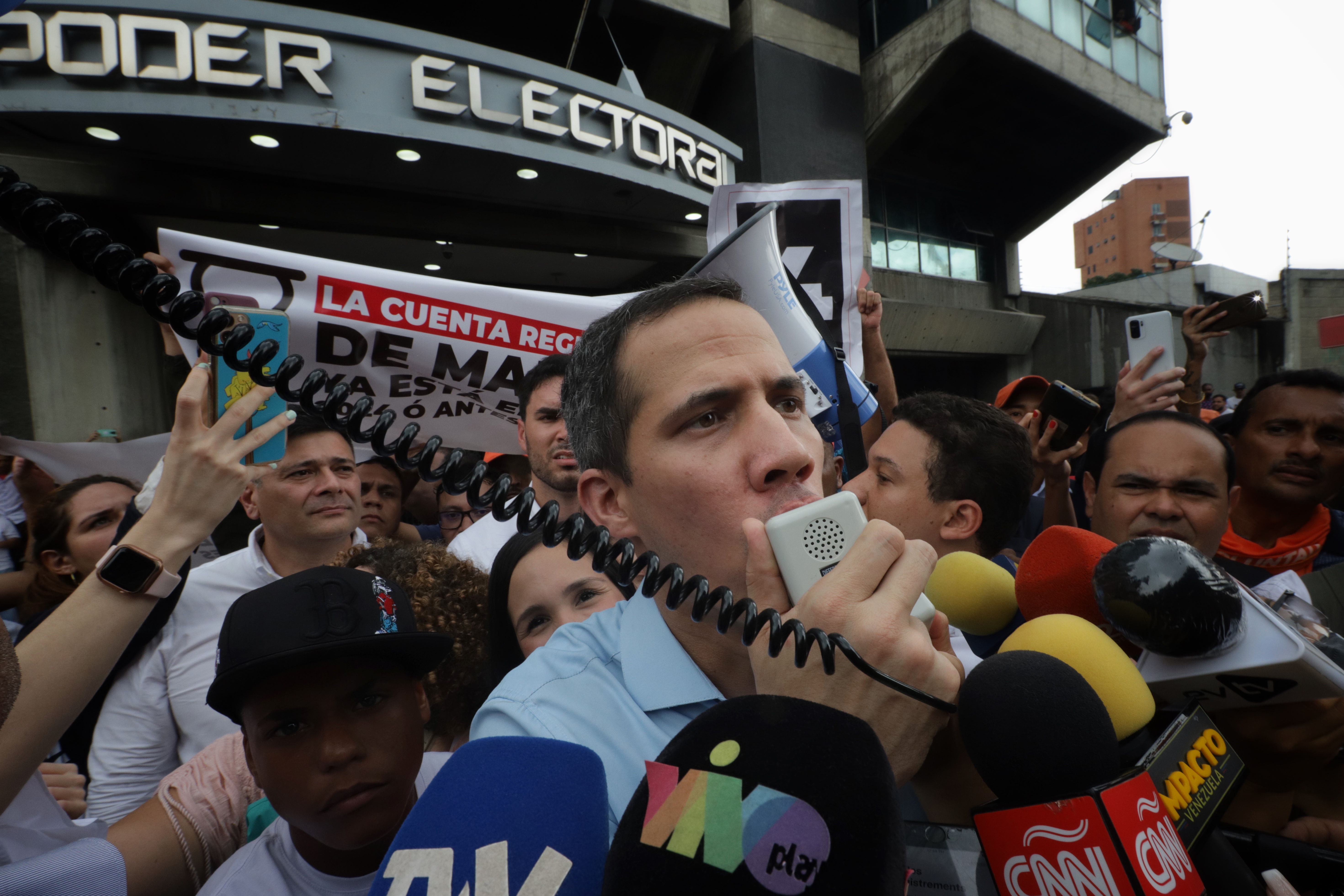 Guaidó desde el CNE en Plaza Venezuela: Maduro, ponle fecha a las presidenciales (Imágenes)