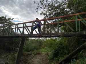 Niños arriesgan su vida trepándose por una pasarela “vuelta ñoña” para llegar a sus escuelas en Carabobo