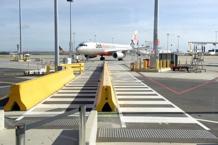 Conmoción en un avión: gritos, puñetazos y aterrizaje de emergencia (VIDEO)