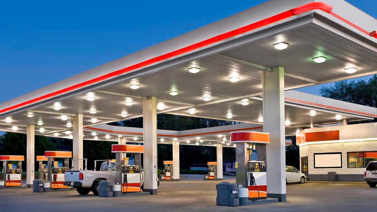 Disparan a un hombre en gasolinera de Florida: Se estrelló dos veces tratando de llegar al hospital