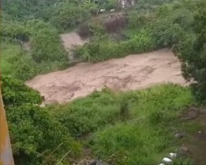 Lluvias en Vargas: evacúan sectores de Caraballeda por crecida de río y desborde de quebradas #28Oct (Videos)