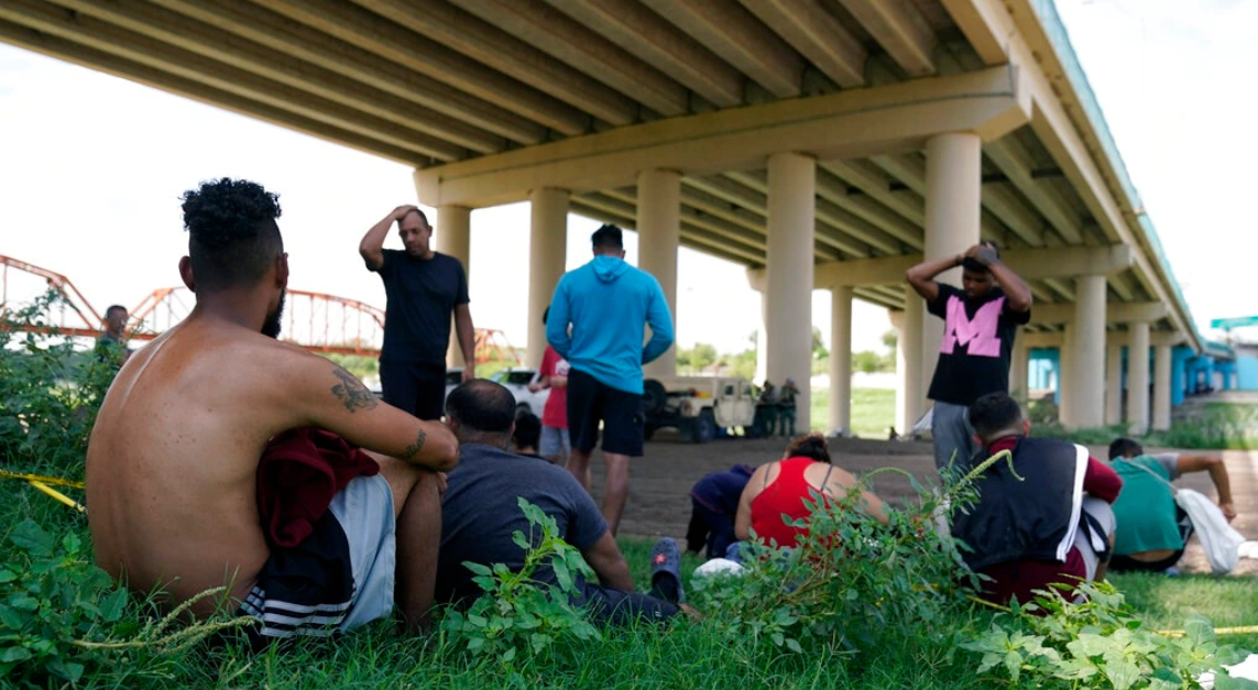 México traslada hacia la capital a venezolanos expulsados de EEUU