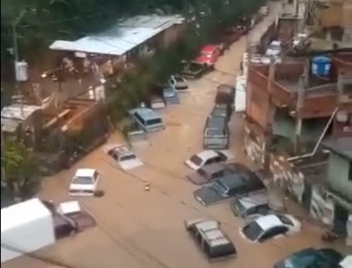 EN IMÁGENES: más de 20 vehículos se vieron afectados por inundación en Santa Cruz del Este en Baruta