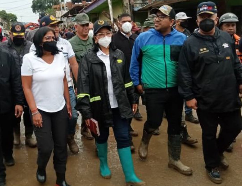 Delcy Eloína y Karina Carpio estrenando pinta en su paseo por Las Tejerías (Cuidado se ensucian)