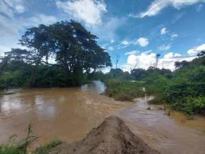 Cerca de 50 familias en Carabobo afectadas tras desbordamiento del río Noguera en Güigüe