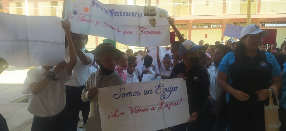 Niños falconianos salieron a caminar por Los Rosales a pedir ayuda para su escuela