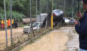 En VIDEO: el agua arrastró múltiples vehículos durante desbordamiento de quebradas en Carrizal