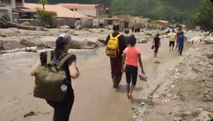 Con lo poco que tienen, familias huyen de El Castaño ante peligrosa bajada de agua este #18Oct (VIDEOS)