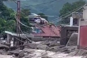En VIDEOS: Helicóptero realiza peligrosas maniobras para rescatar a sobrevivientes en El Castaño
