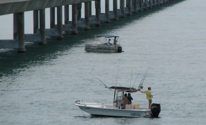 Rescatan a cubano aferrado al pilar de un puente en un cayo de Florida