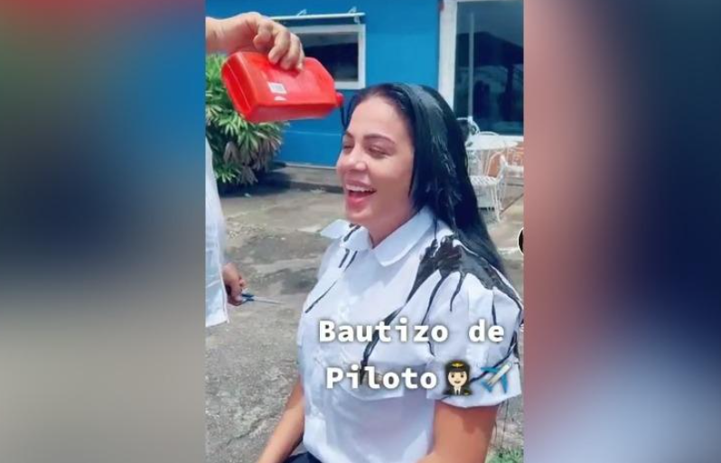 Se graduó de piloto y la bautizaron con aceite de avión para celebrarlo (video)