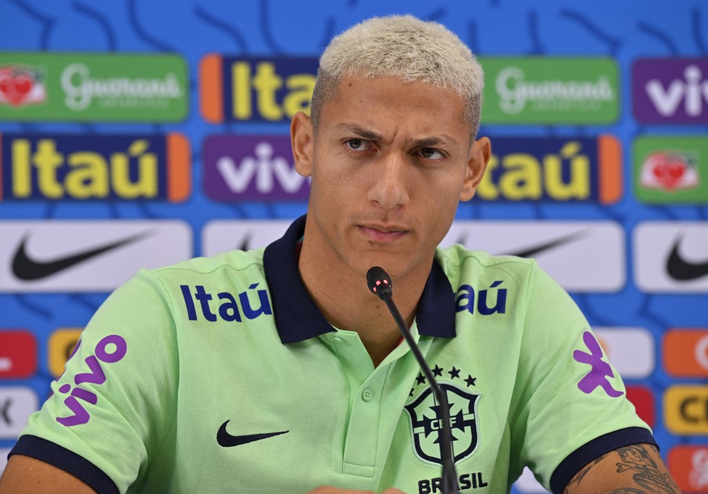 Richarlison defendió a Neymar tras críticas por ponerle seis estrellas al escudo de Brasil