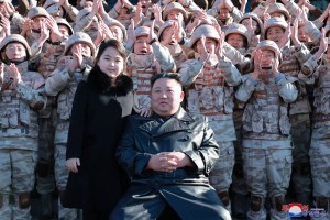 La hija de Kim Jong-un tuvo una nueva aparición junto a su padre y abrió el debate sobre la sucesión