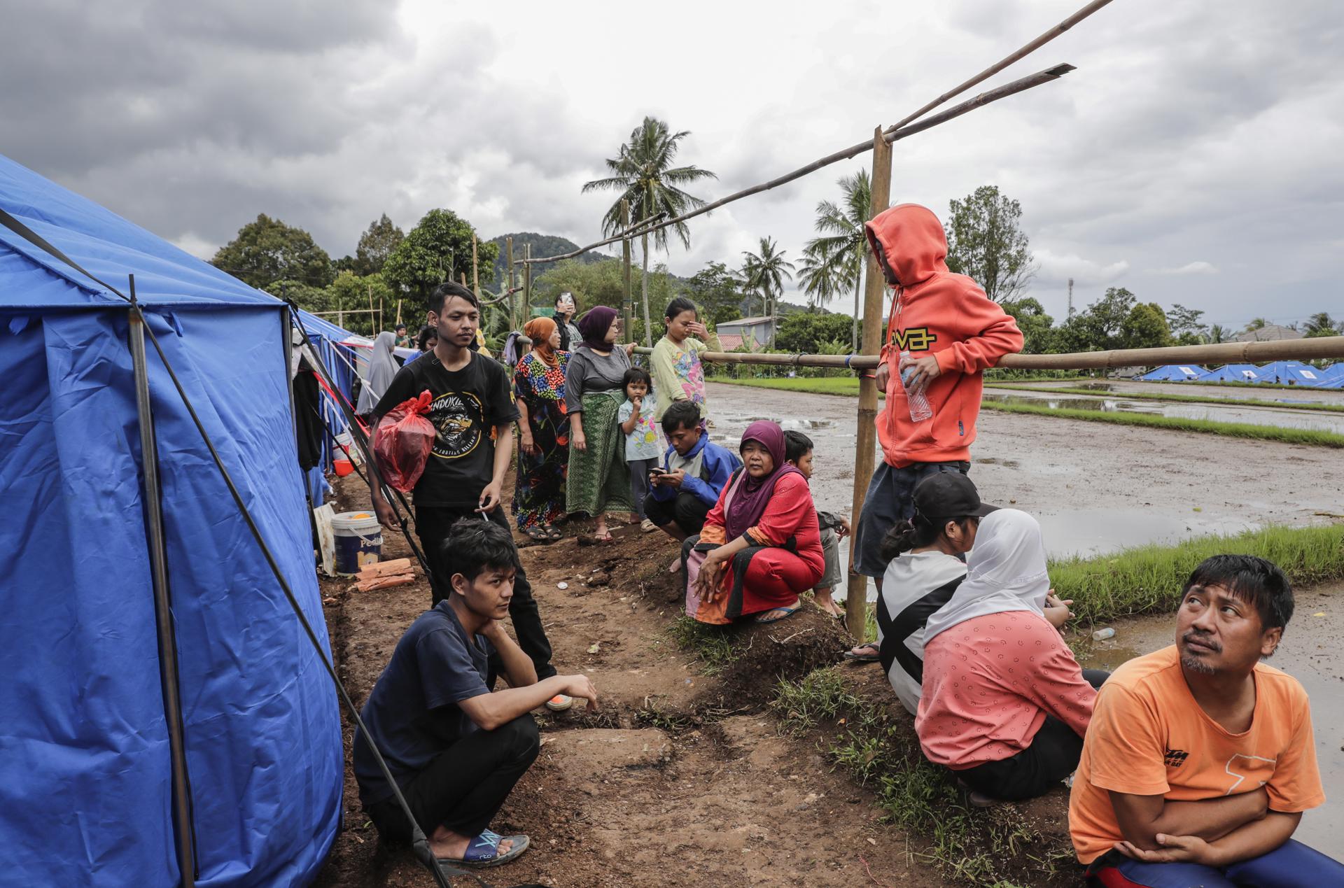 Sube a 318 el número de muertos por el terremoto en Indonesia