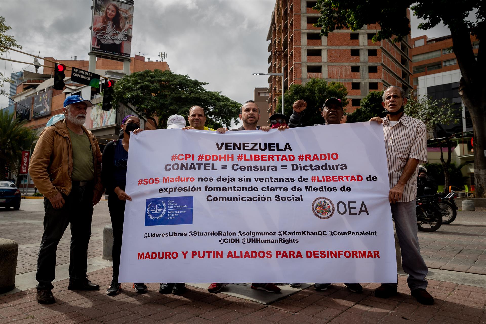 ONG y periodistas protestan por “cierre sistemático” de medios en Venezuela