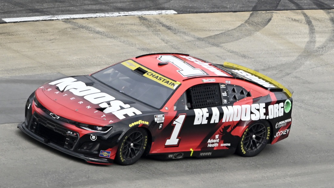 Piloto de Nascar realizó salvaje maniobra para adelantar cinco posiciones en la última vuelta (VIDEO)